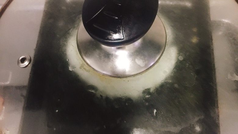 如何做一碗高颜值又健康的方便面,鸡蛋是洒几滴水,盖上盖子至蛋黄表面凝结(加水能使煎鸡蛋更嫩)