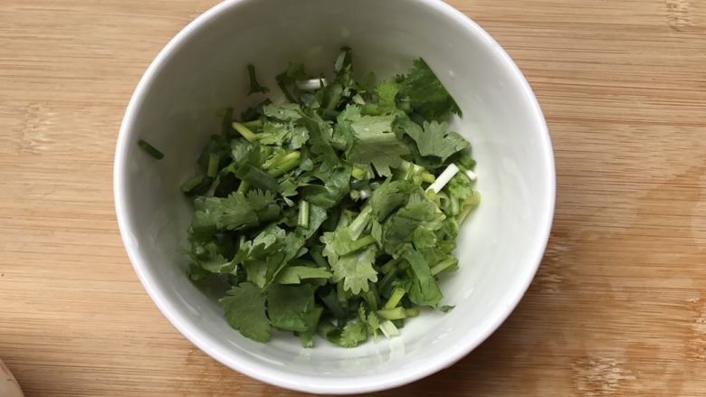 粉丝波菜拌鸡肉丝,葱,香菜切碎