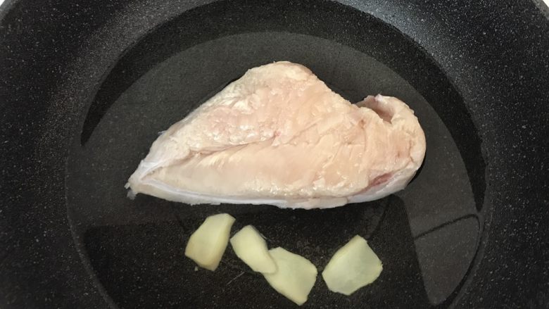 粉丝波菜拌鸡肉丝,鸡肉放进冷水锅里,加几片姜,半勺料酒,煮熟