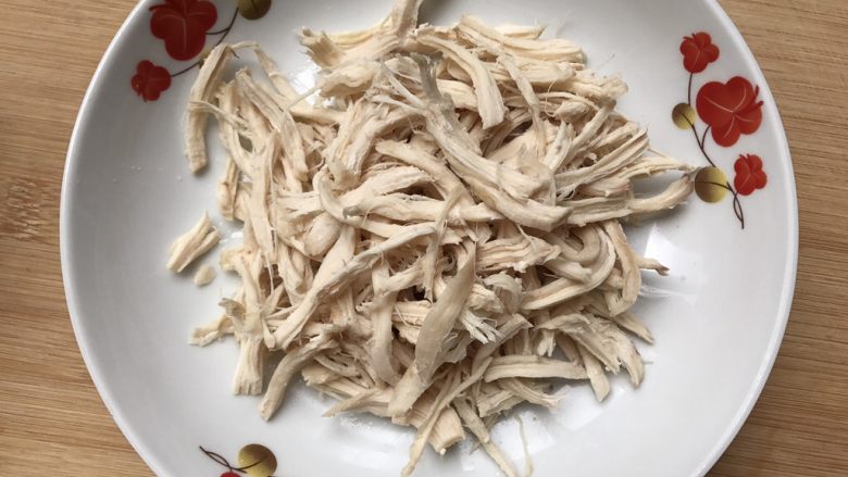 粉丝波菜拌鸡肉丝,鸡肉煮熟晾凉至不烫手后,撕开小条备用