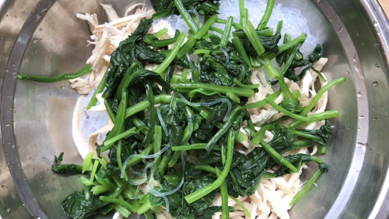 粉丝波菜拌鸡肉丝,然后,粉丝,鸡肉丝,菠菜全倒入一个大盘子里
