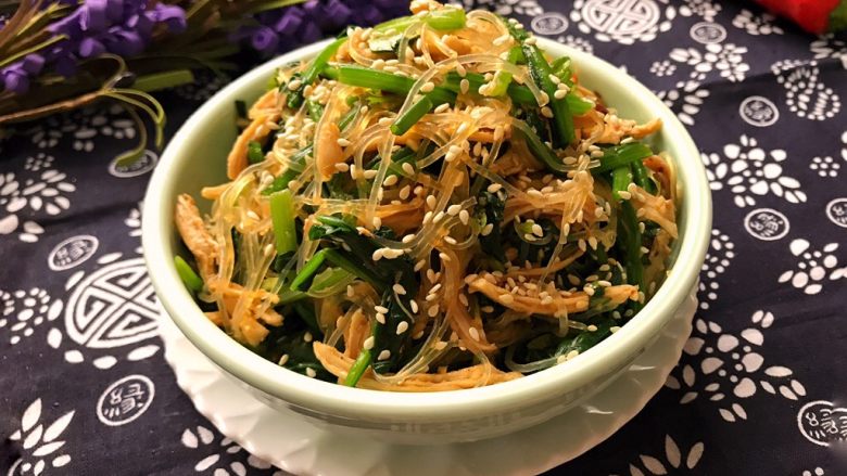 粉丝波菜拌鸡肉丝,装盘,非常美味,宝贝经常把这当饭吃!
虽然加入辣椒油,但只有一丁点辣而已,因为那是我自己做的微辣辣椒油,为了增香!