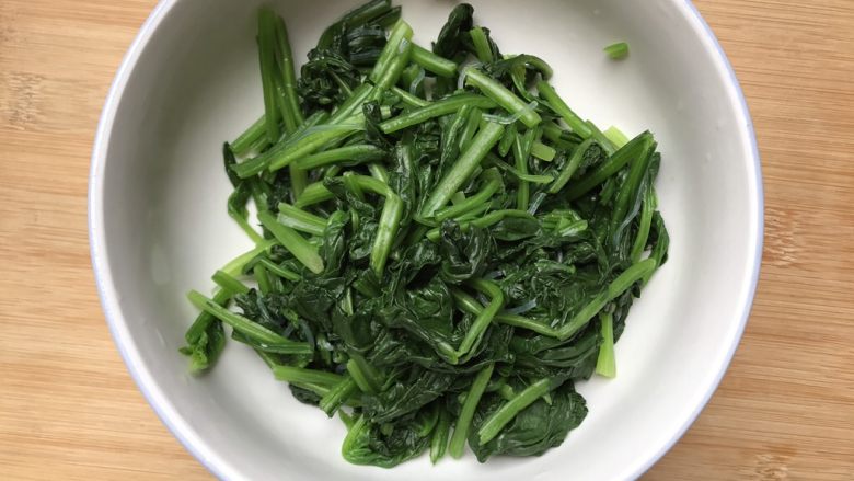 粉丝波菜拌鸡肉丝,灼完水抓干水份,切段,为了孩子更容易咀嚼
若是大人吃可以不切段