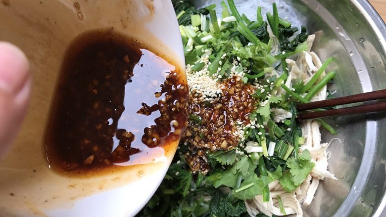 粉丝波菜拌鸡肉丝,倒入酱料,搅拌均匀就完成了!