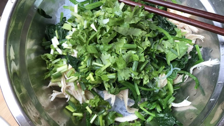 粉丝波菜拌鸡肉丝,把葱,香菜加入大盘里
