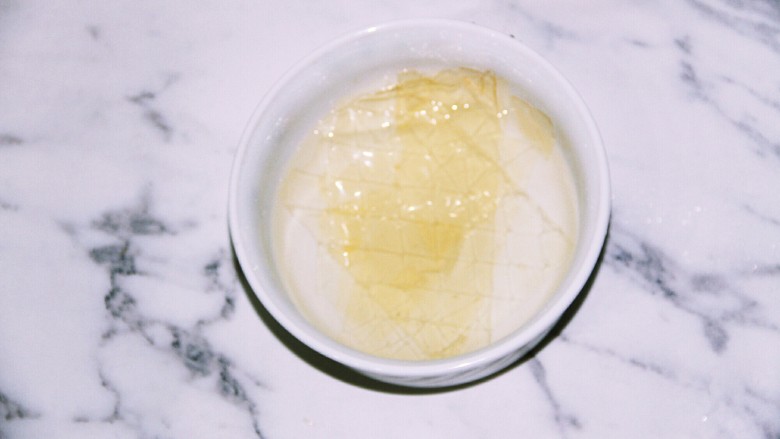 西米蜜豆椰汁糕,吉利丁片,用冷水泡软