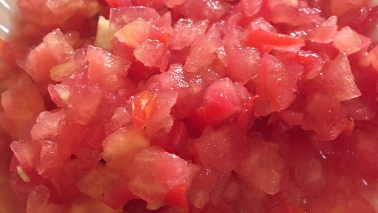 番茄木耳鸡蛋面 宝宝辅食8M+,<a style='color:red;display:inline-block;' href='/shicai/ 59'>番茄</a>开十字,热水中烫3分钟,去皮切丁