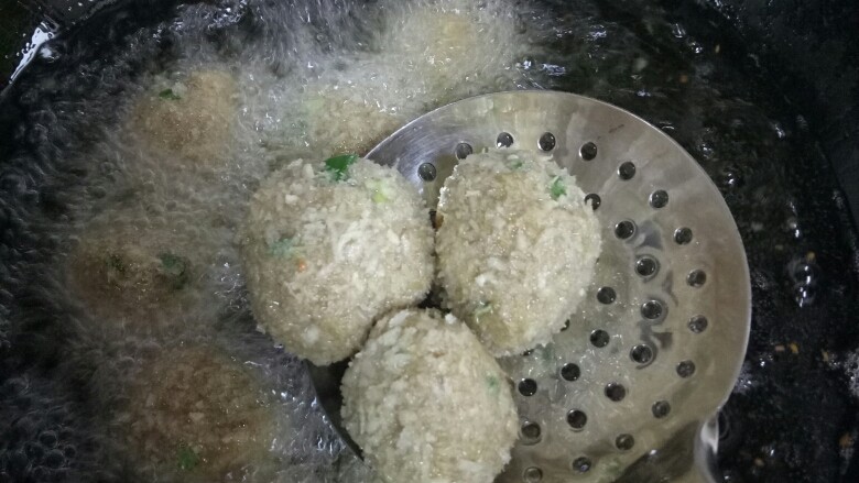 红烧狮子头（第一做）,油炸中……