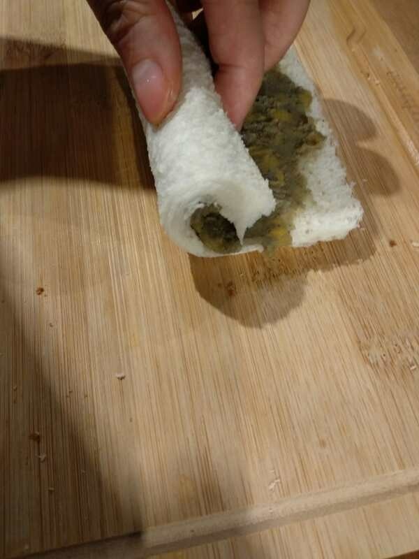 芝麻核桃卷,把拌好的芝麻核桃酱涂抹到吐司上,卷起来