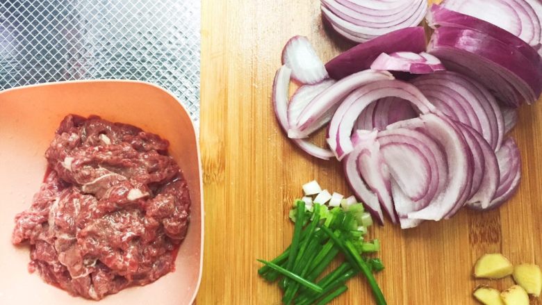洋葱炒牛肉🐂,准备所有食材，<a style='color:red;display:inline-block;' href='/shicai/ 216'>牛肉</a>放盐，油，生粉腌制待用。