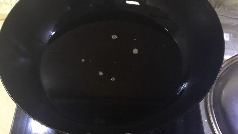 炸里脊,锅中放入多多的油,油热了