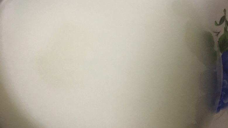 炸里脊,把土豆淀粉用水泻一下,等淀粉沉淀了,把上面水倒出去