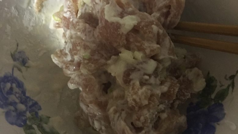 炸里脊,把肉和沉淀好的淀粉,搅拌均匀