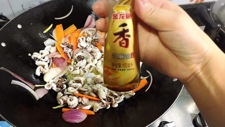 红萝卜洋葱炒墨鱼,下一点芝麻油,墨鱼会很提香,更有风味