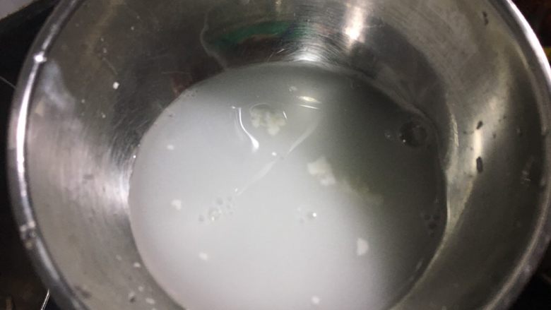 红萝卜洋葱炒墨鱼,加生粉收汁,放葱就可以出锅了!葱喜欢熟就煮久一点,我喜欢生一点的!