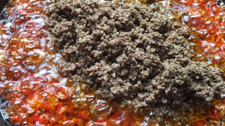 私房牛肉酱,放入炒好牛肉粒!