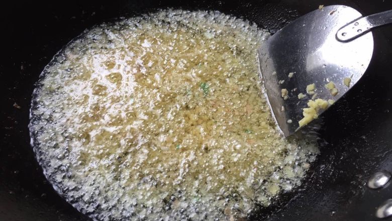 私房牛肉酱,锅内倒油,依次放入姜