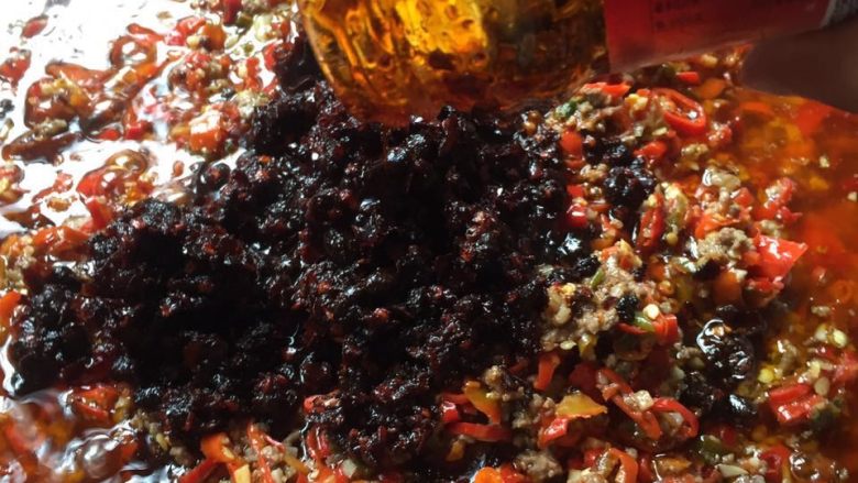 私房牛肉酱,依次加入老干妈,柱候酱,干锅酱!