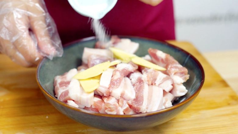 米饭天敌——从打米粉开始的一碗鲜香粉蒸肉,将生姜放入五花肉,再撒上少许盐