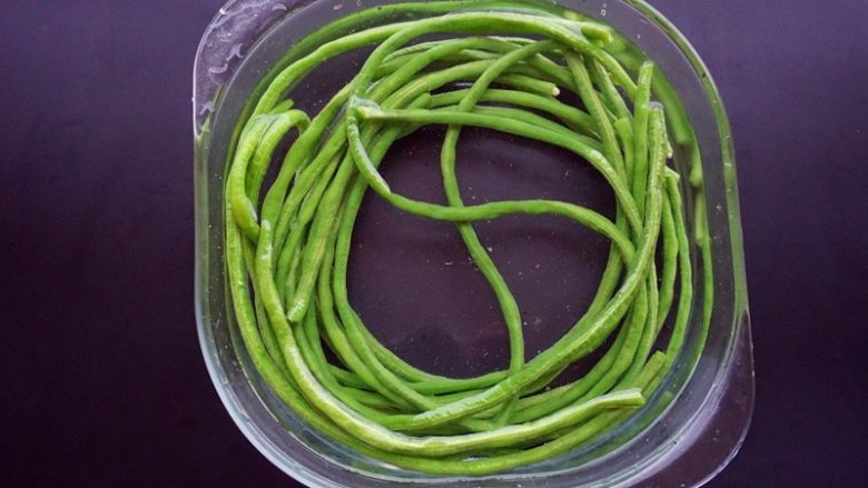 芝士肉末烤豇豆,4.把捞出的豇豆马上放入凉白开水中
叨叨叨:焯烫的豇豆放入冷水中可以让豇豆保持碧绿的颜色