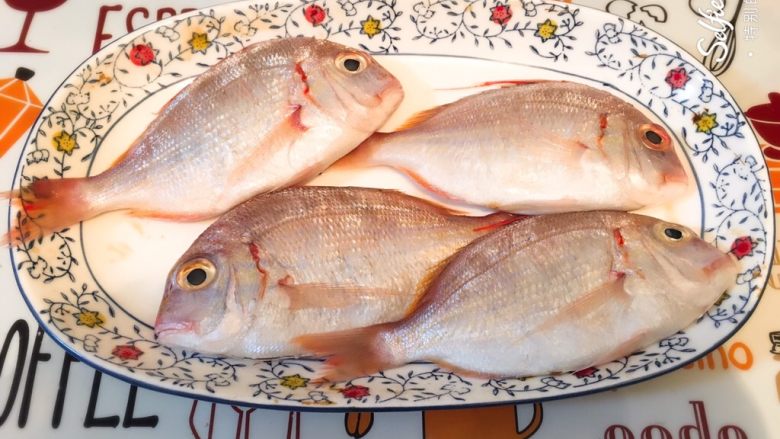 烤赤鯮🐠鱼,把鱼去鳞去腮清理内脏洗净,用厨房纸擦干。
