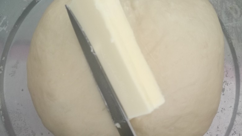 多味洋葱面包,把黄油软化揉进面团里,使面团充分上劲,这个过程可以让面包机或打蛋机来操作,我是全程手工操作,所以只有慢慢揉了
