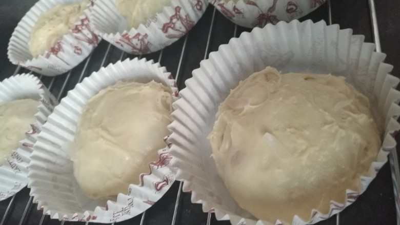 多味洋葱面包,这个配方可以分成六个剂子,放到纸盘里进行第二次醒发至体积增大一倍