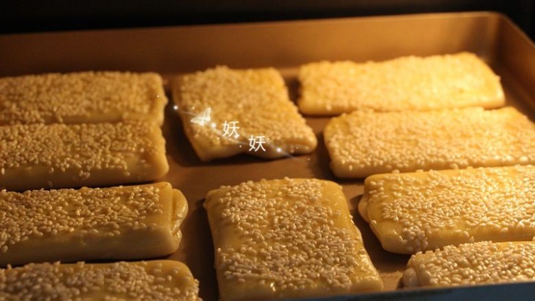 酥掉渣烧饼,烤箱预热200度,中层,上下火,20分钟左右