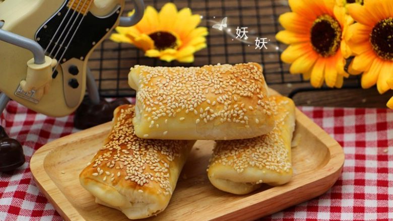 酥掉渣烧饼,这里的200度是指烤箱的实际温度,国产烤箱基本都存在控温不准的现象,经常做烘焙失败的朋友一定要准备一个烤箱温度计。20分钟是我的时间,根据自