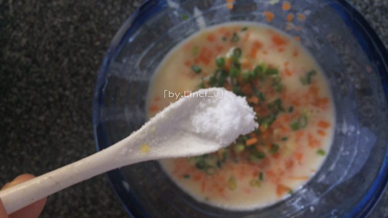 胡萝卜鸡蛋饼,加入1小匙盐搅拌均匀(宝宝食用可适量减少盐的用量)