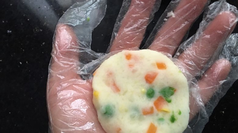 时蔬土豆软饼,带上一次性手套,揉成一个圆形,在用手掌轻轻的压扁