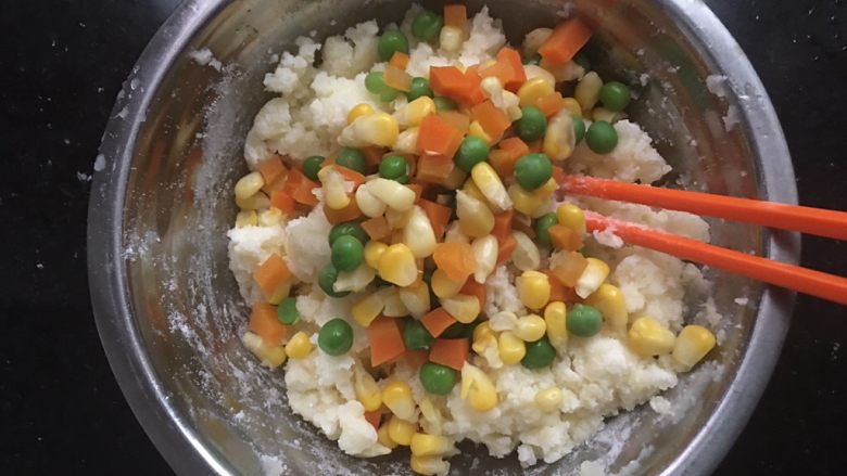 时蔬土豆软饼,加入沥干水分的豌豆玉米胡萝卜,在加入盐和胡椒粉调味