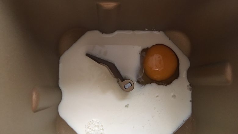 可可麻薯软欧,面包机筒内低层先放液体,液体可以预留10克左右