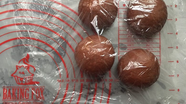 可可麻薯软欧,可可面团分成4个小剂子,分别滚圆,盖上保鲜膜松弛15分钟