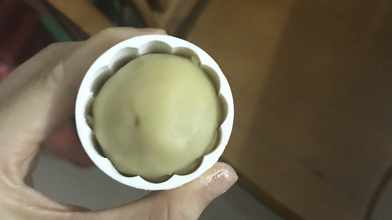 中秋月饼(50克小月饼),在模具里撒上熟糯米粉,防止粘。