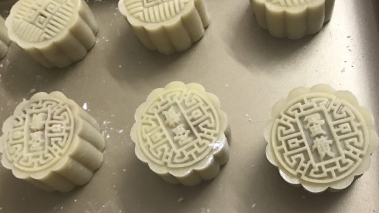 中秋月饼(50克小月饼),直接在烤盘里扣上即可。