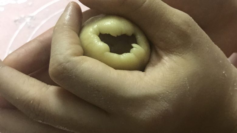 中秋月饼(50克小月饼),将20克的皮利用虎口的作用将它包起来。可以撒上点熟糯米粉,防止粘。