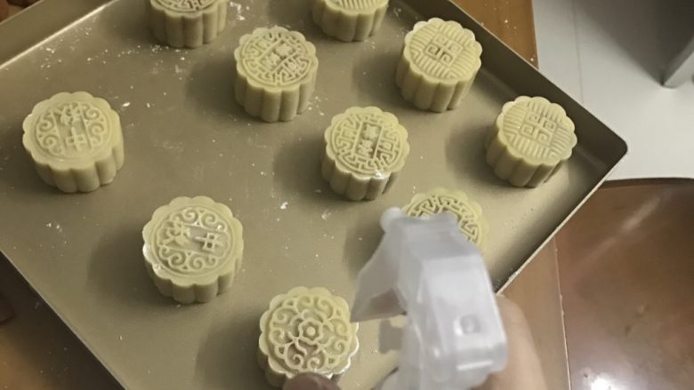 中秋月饼(50克小月饼),烤箱200度预热,在烤前喷洒水,增加湿润度,防止开裂,放入烤箱烤5分钟定型,拿出来刷上一层淡淡的蛋液。接着放入185度烤25分钟,如果是烤过的蛋黄,可以适当缩短时间,每家烤箱不一样,温度仅供参考。
