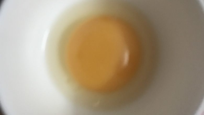 中秋月饼(50克小月饼),一个鸡蛋加上10克水,过筛2遍,刷上淡淡的一层在月饼上。