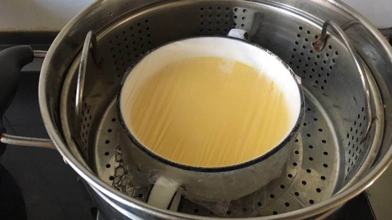 如豆腐脑儿般滑嫩的蒸蛋羹,水烧开后将碗放入,盖上锅盖,中火蒸。