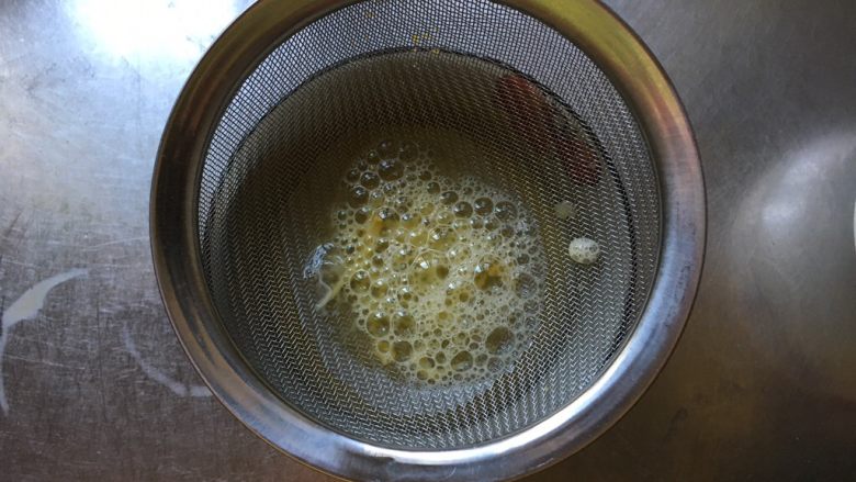 如豆腐脑儿般滑嫩的蒸蛋羹,过滤蛋液,滤出气泡和没打散的蛋筋,我过滤了三遍。