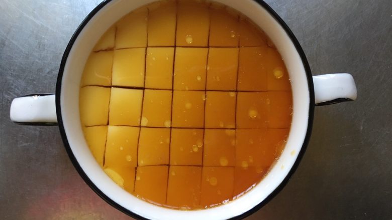 如豆腐脑儿般滑嫩的蒸蛋羹,慢慢的味道就会渗入,表面液体就会减少了。