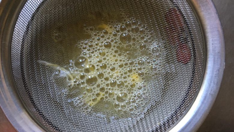 如豆腐脑儿般滑嫩的蒸蛋羹,这就是气泡和蛋筋,扔掉不要了。