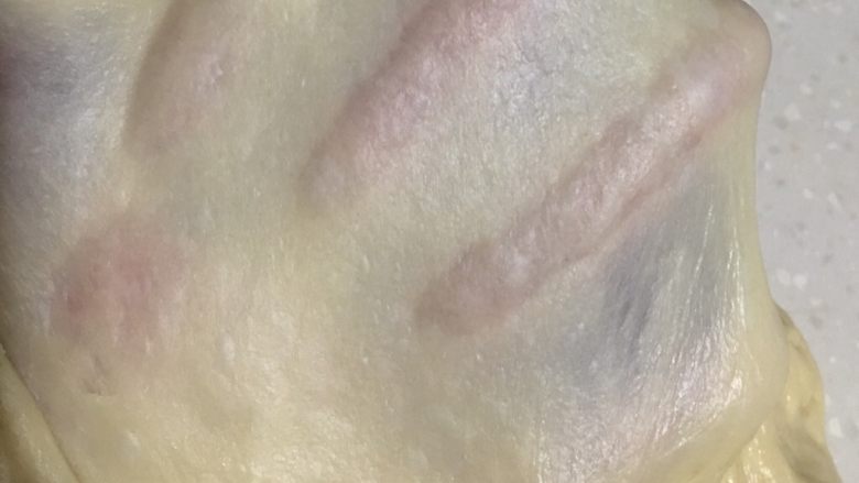 兔子火腿肠面包,揉面至面团完全扩展状态,即揉出手膜。