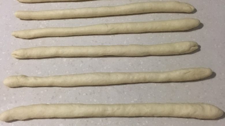 兔子火腿肠面包,每根拉长保持在25CM左右,一定要足够长,才能做出来兔子耳朵。