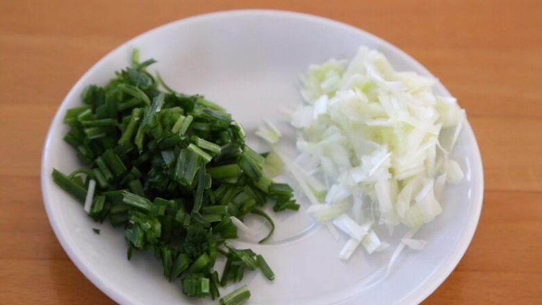 香甜米饭+黄金炒饭,6.再切些葱白和<a style='color:red;display:inline-block;' href='/shicai/ 3349'>蒜苗</a>备用。