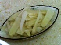 拌仔姜,放入盘碟中