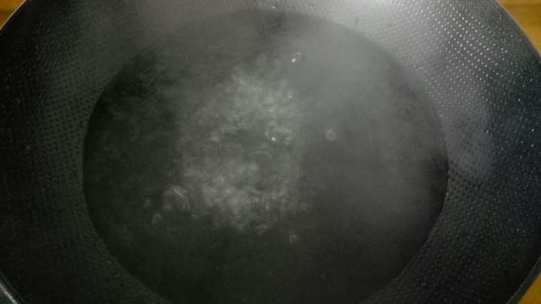 凉拌玉米面条,水开了,放面条。