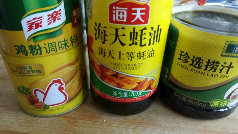 凉拌玉米面条,就适量耗油、<a style='color:red;display:inline-block;' href='/shicai/ 3823'>捞汁</a>、<a style='color:red;display:inline-block;' href='/shicai/ 813'>鸡粉</a>、<a style='color:red;display:inline-block;' href='/shicai/ 847'>香油</a>、芝麻酱、盐，充分搅拌。