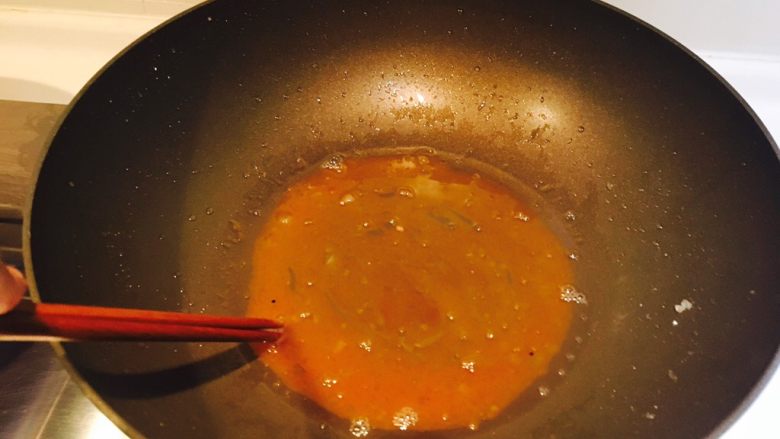 香甜米饭--糖醋排骨,炒成图中这样就可以了,不停的搅拌翻炒……